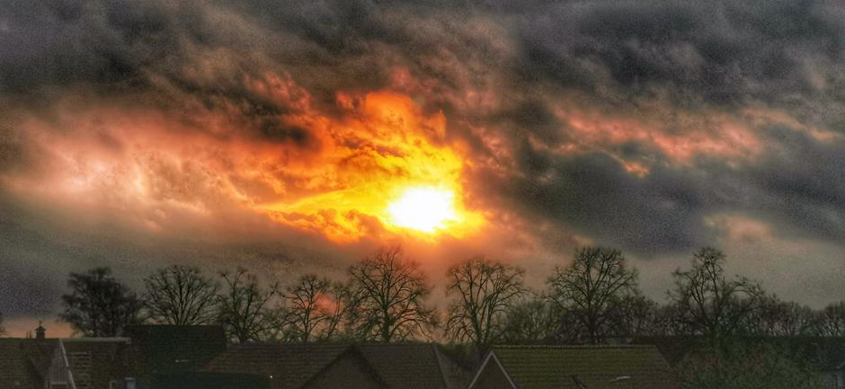 Streepje licht vanmorgen en zon door de wolken in de late middag in Doornenburg