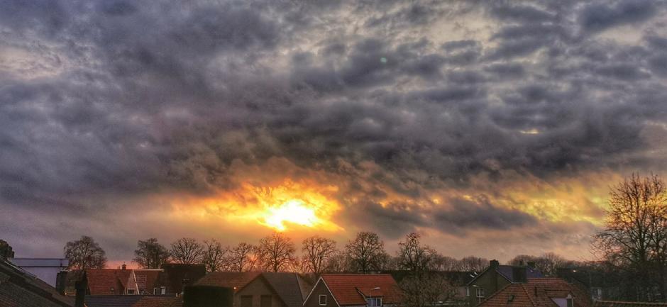 Streepje licht vanmorgen en zon door de wolken in de late middag in Doornenburg