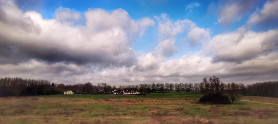 Wolken en zon in Doornenburg