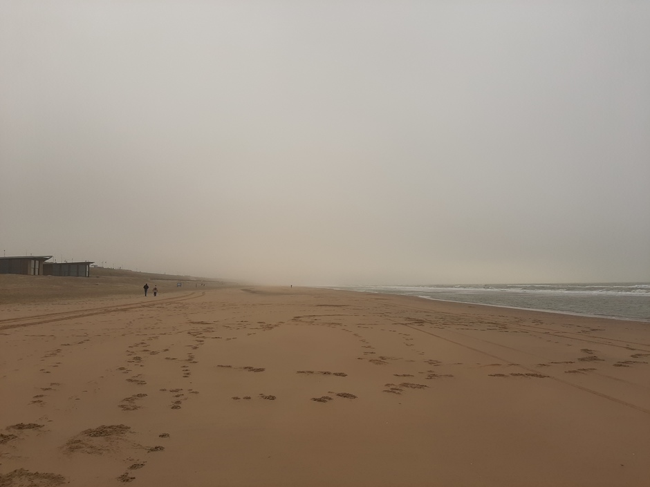 Somber, mistig en grijs aan het strand van Bloemendaal 