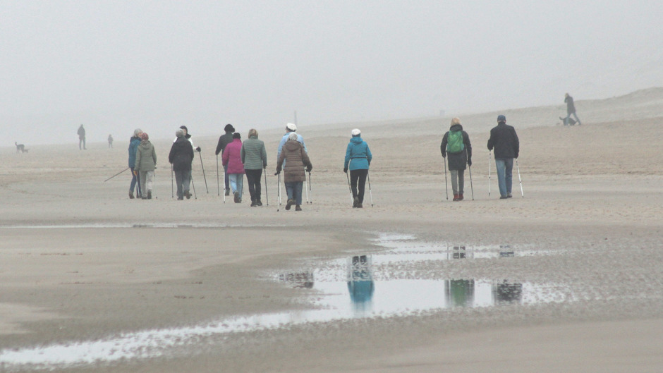 Nordic walking op het strand