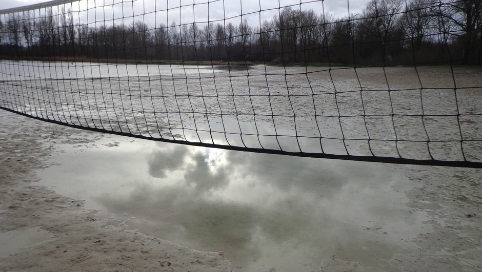 Kletsnat... er is veel regen gevallen zoals op dit recreatiestrand in Heerenveen