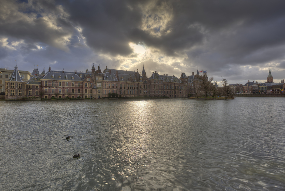 Donkere wolken boven de Hofvijver in Den Haag