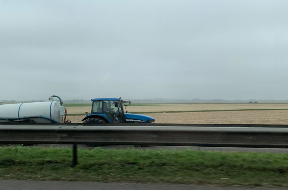 Tractor in polder