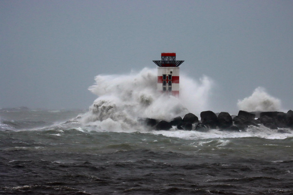 crashende golven bij de pier van IJmuiden