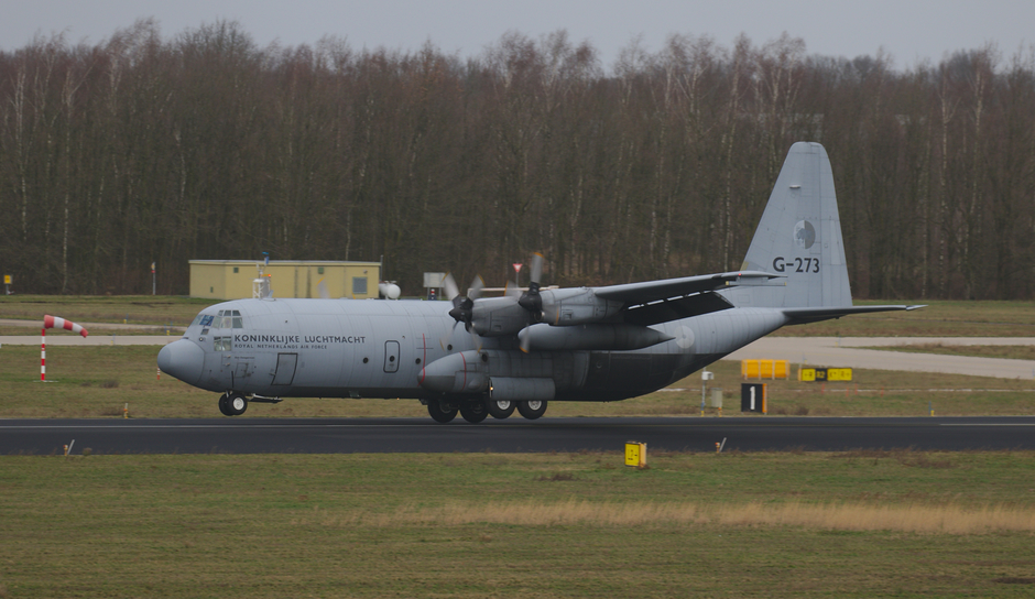 20200210 C-130 van de Koninklijke Luchtmacht tijdens een crosswind landing op vlb Eindhoven