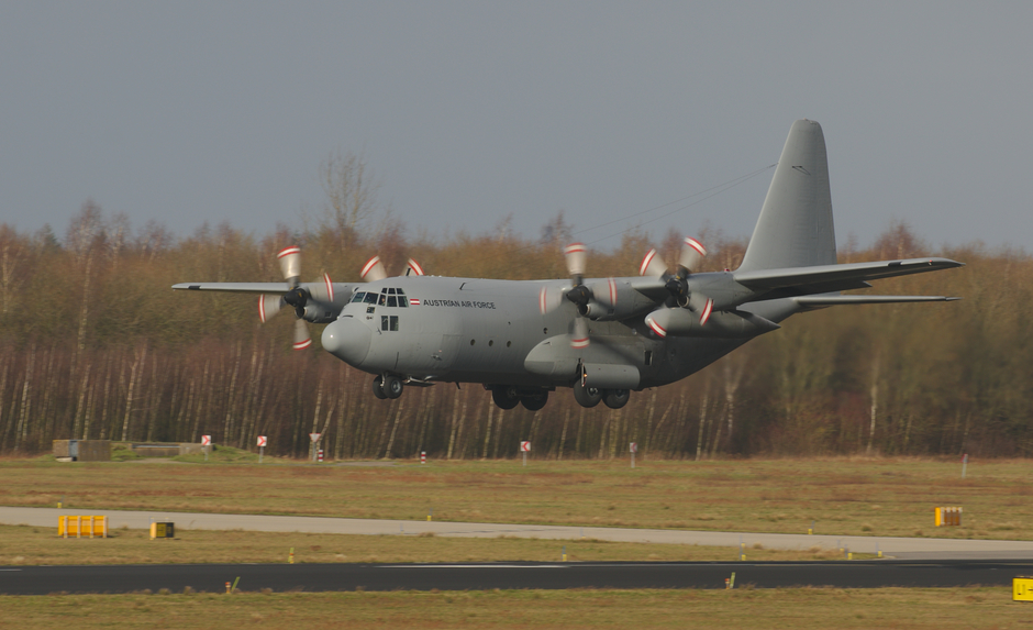 20200211 Een C-130 hercules van de Oostenrijkse Luchtmacht tijdens de landing op vlb Eindhoven, met een redelijk crosswind