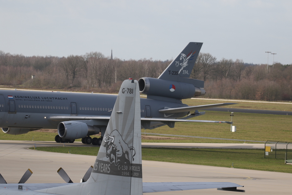 20200212 2 transportvliegtuigen van de Koninklijke Luchtmacht met speciaal beschilderde staarten op vlb Eindhoven, KDC-10 en C-130