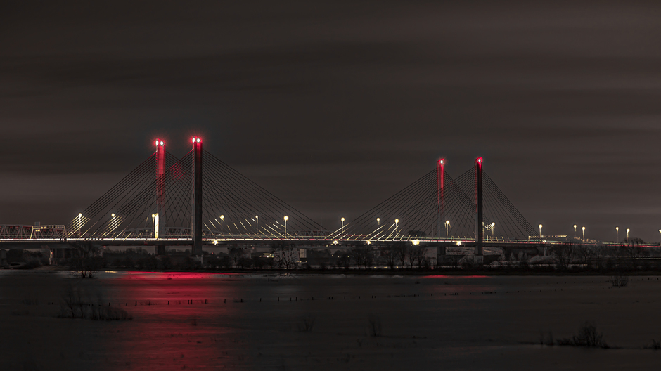 Ontstuimige nachtfoto bij de Martinus Nijhoff brug