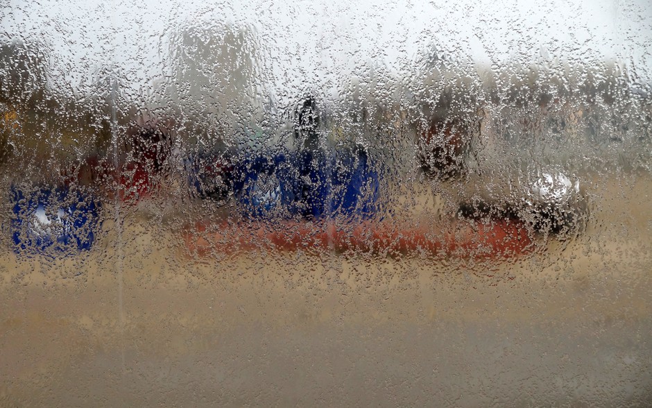 Zand, zout regen en zeewater op een raam