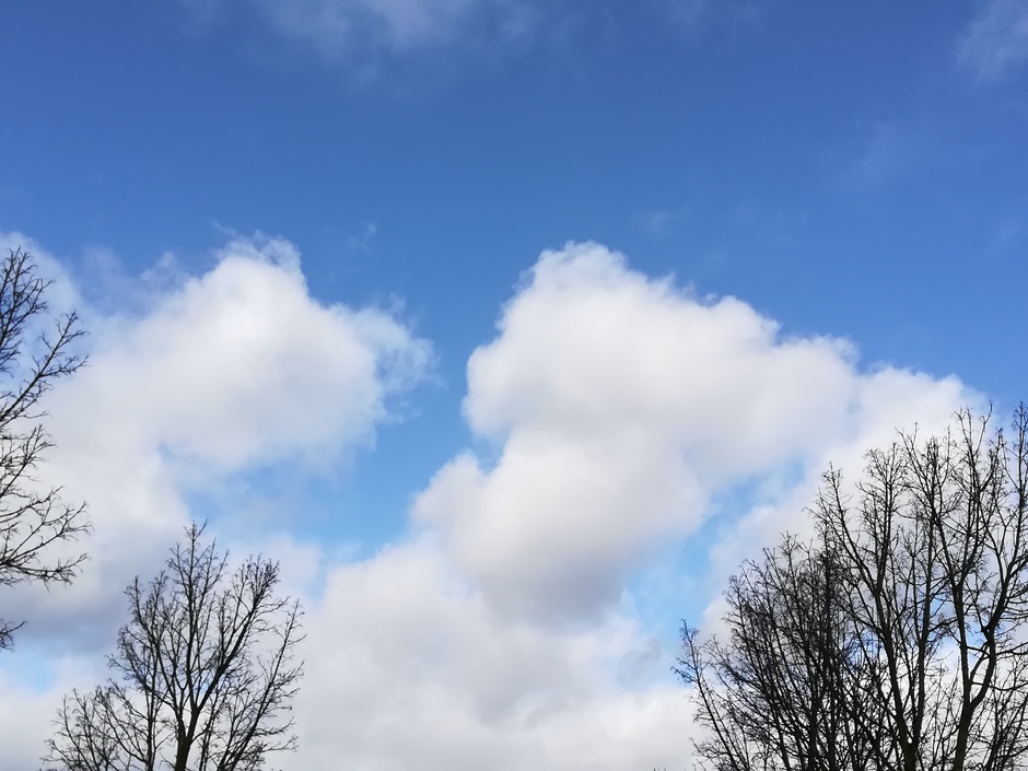 Blauw en mooie wolkenluchten