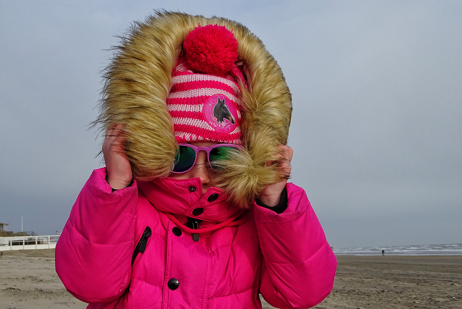Dik ingepakt tegen de harde koude wind op het strand! 