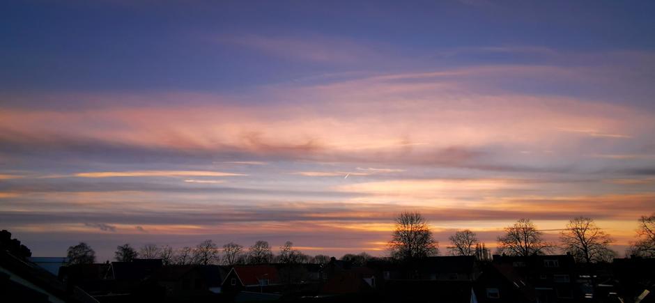 Kleurrijke strepen boven Doornenburg na zonsondergang
