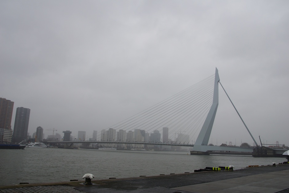grijs en regen i.zoals hier n Rotterdam 
