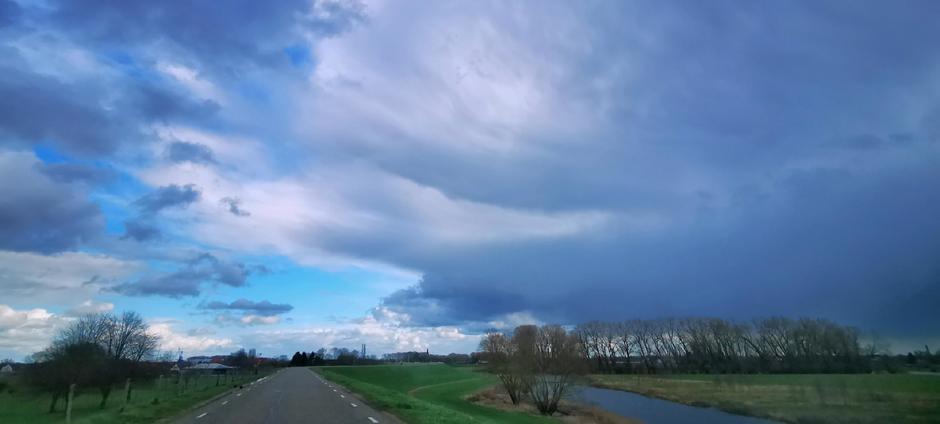 Blauw, wolken en valstrepen in Gendt vandaag