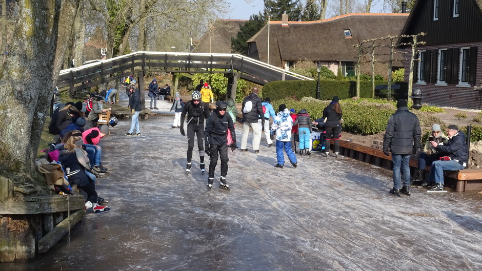 Vandaag precies twee jaar geleden konden we schaatsen in Giethoorn 