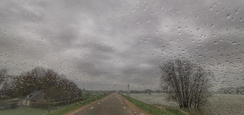 Motregen, hoog water in de Waal en grijs vanmiddag 