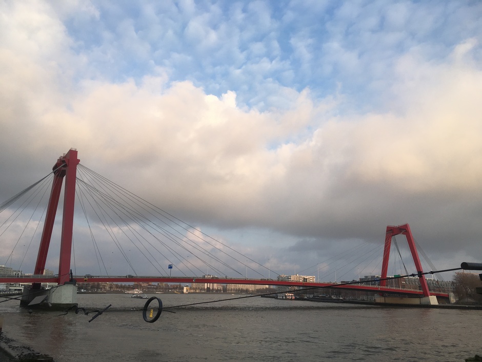 Dreigende lucht boven de brug