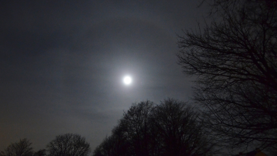 Een lichte halo om de maan