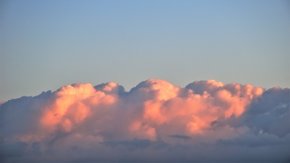 Dikke wolkenluchten tijdens zonsopkomst in de betuwe vanmorgen