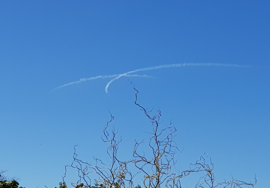 Vliegtuig strepen met blauwe lucht 