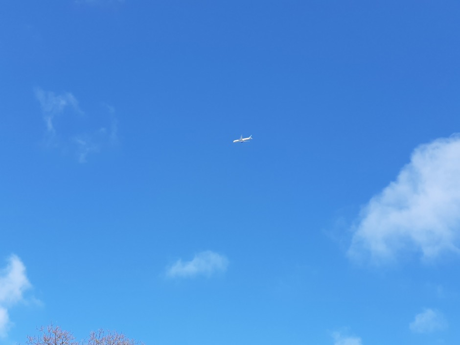 Vliegtuig,  blauwe lucht en wat bewolking 