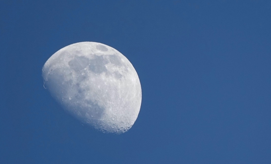 Wassende maan  eerste kwartier vanavond nog met redelijk heldere lucht en wat wolkjes