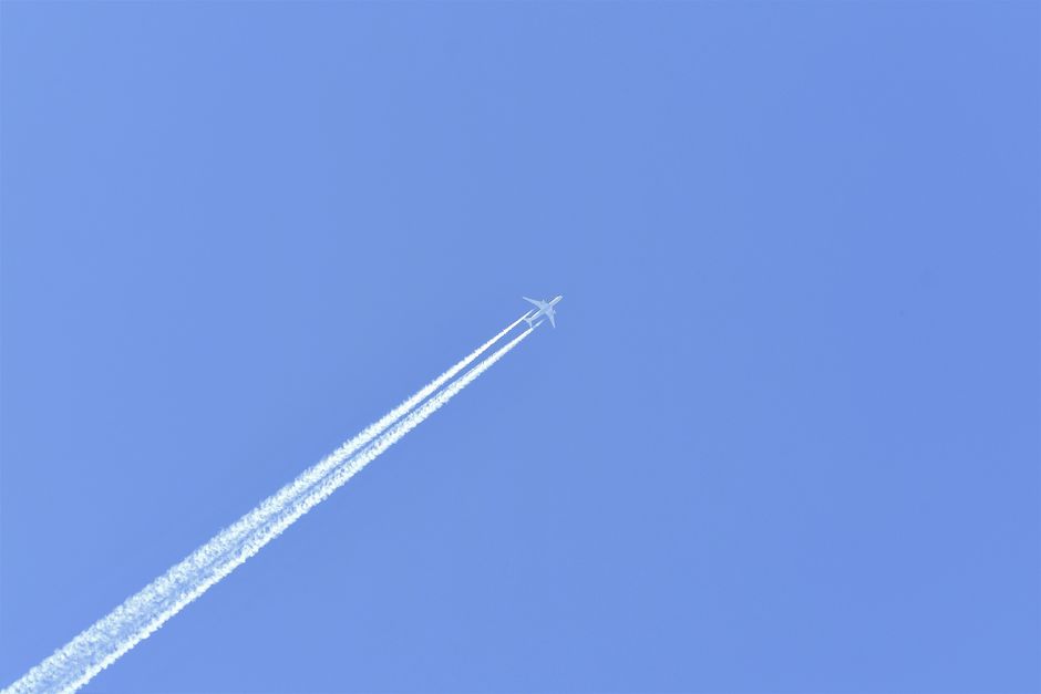 Strak blauwe lucht vanmiddag op een enkele vliegtuigstreep na