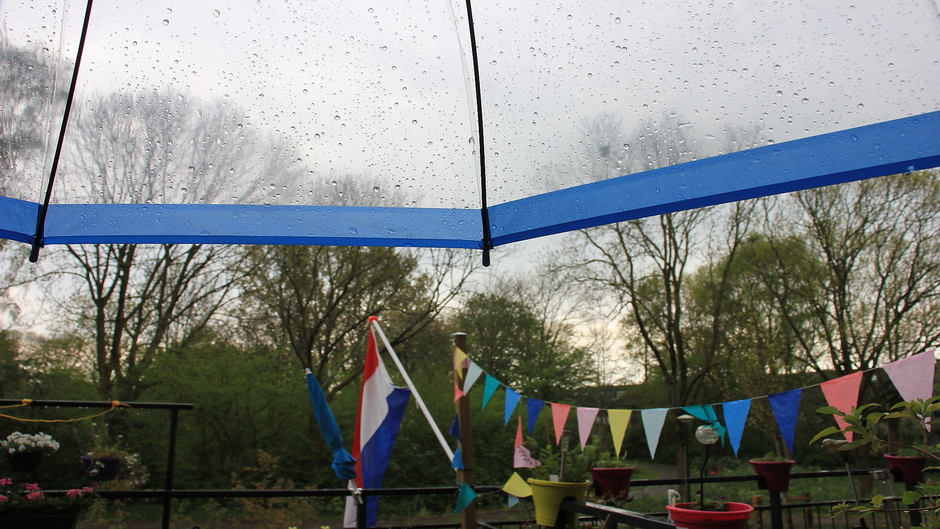 Van prachtig lenteweer... naar een flinke regenbui daarnet. Verf papieren vlaggetjes loopt uit...
