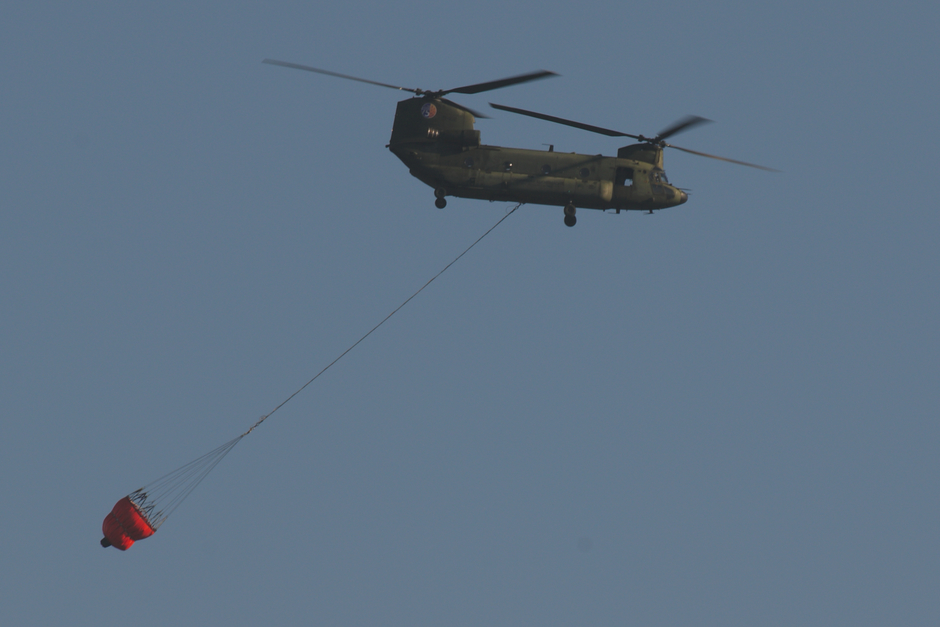 20200421 Blushelicopter van de Koninklijke Luchtmacht vanmorgen weer op weg naar de Deurnesche Peel voor nablussen