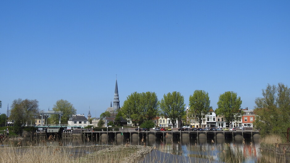 Zeer lage waterstand in de Hollandse IJssel te Gouda