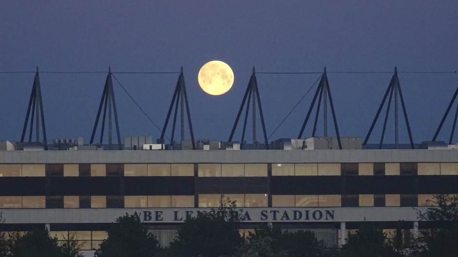 Volle maan vanochtend boven het Abe Lenstra Stadion