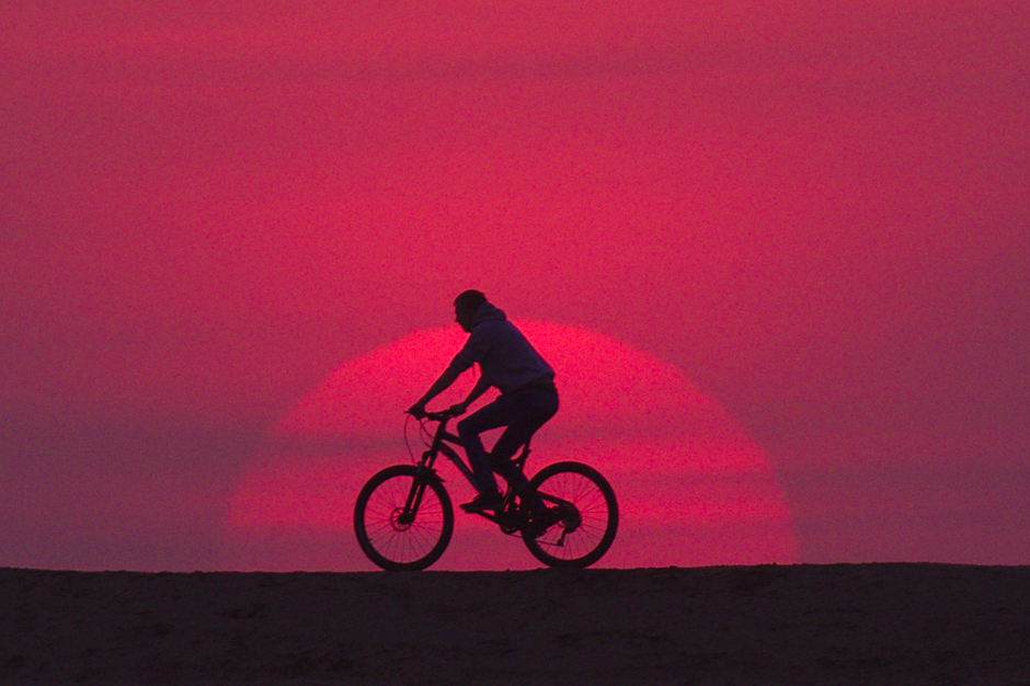 20200507 Sunset in Eindhoven met een fietser voor de zon