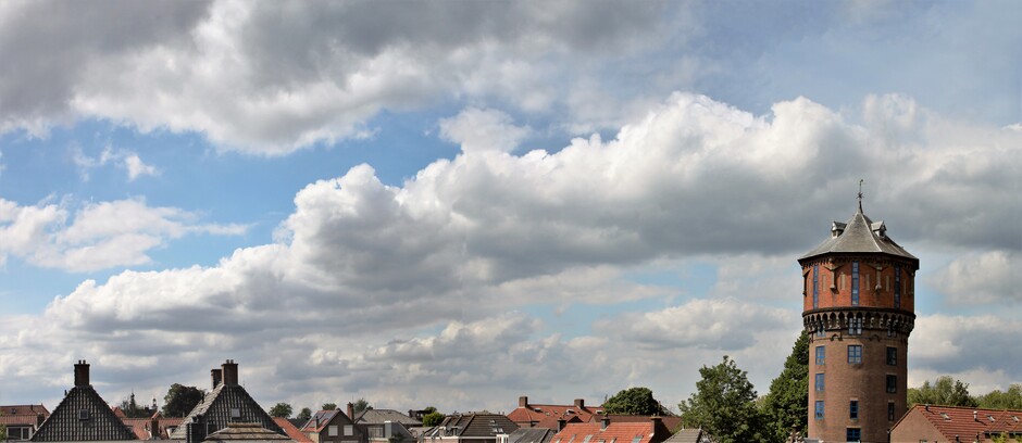 Wisselend bewolkt bij de Watertoren in Gorinchem