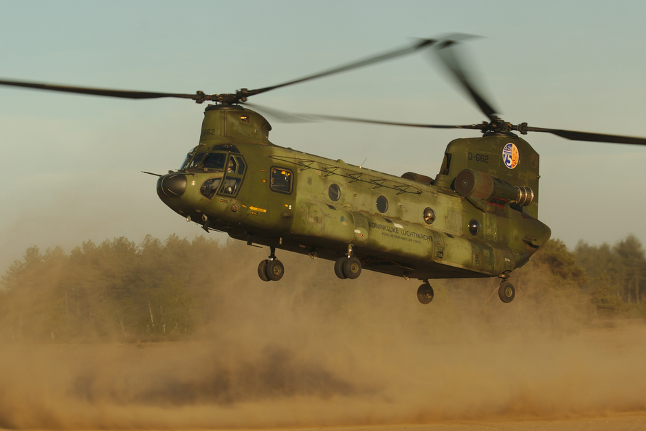 20200518 Een Chinook van de Koninklijke Luchtmacht, rond zonsondergang boven het oefengebied  nabij Oirschot