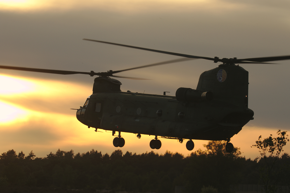 20200518 Een Chinook van de Koninklijke Luchtmacht, rond zonsondergang boven het oefengebied  nabij Oirschot