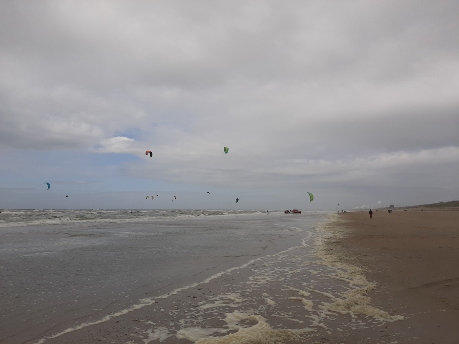 Kitesurfers bij het strand van Zandvoort 