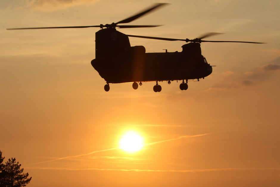 20200526 Sunset foto's met Koninklijke Luchtmacht Chinook op de hei bij Oirschot gisteravond