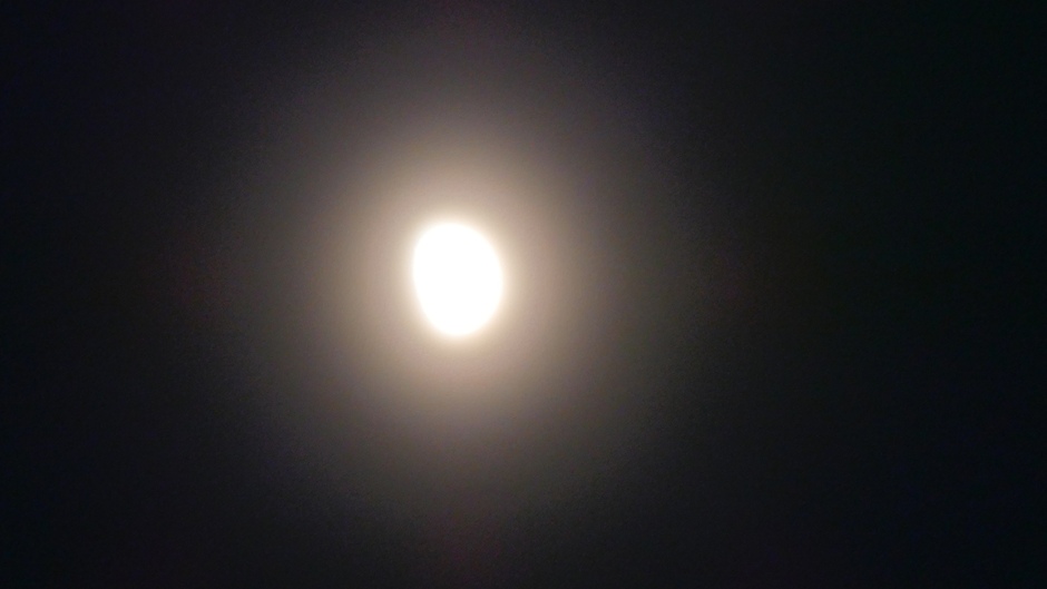 Een vage corona rond de maan