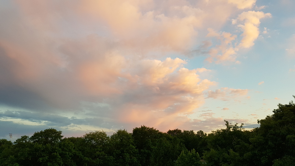 Mooie roze wolken bij zonsondergang