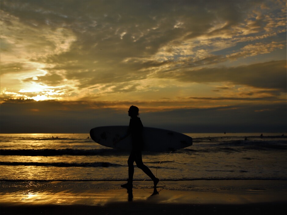 Surfer bij Zonsondergang