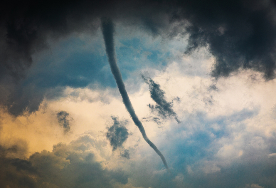 Waterhoos/tornado slurf boven Puttershoek (NL)