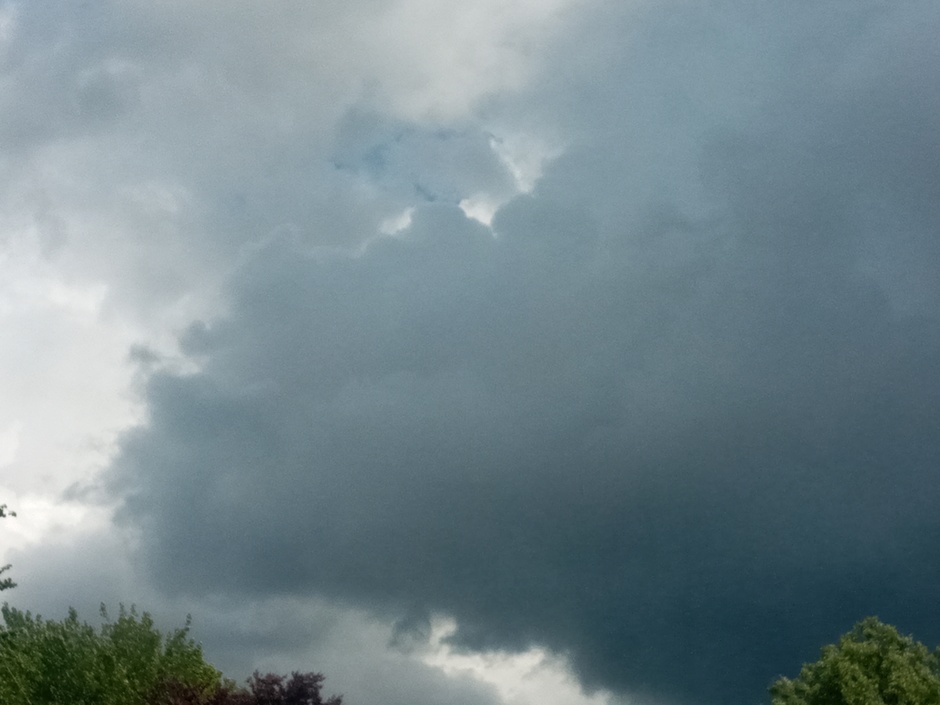Donkere wolken na een lichte regenbui.