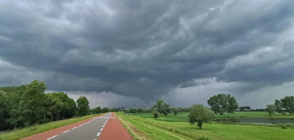 Dreigend met een regengordijn vanmiddag kijkend richting Arnhem. 