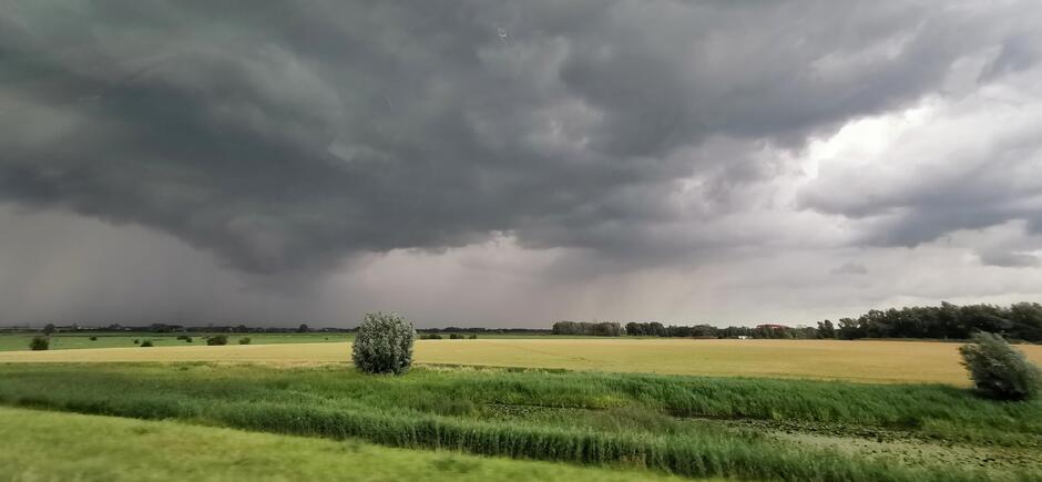 Dreigend met een regengordijn vanmiddag kijkend richting Arnhem. 