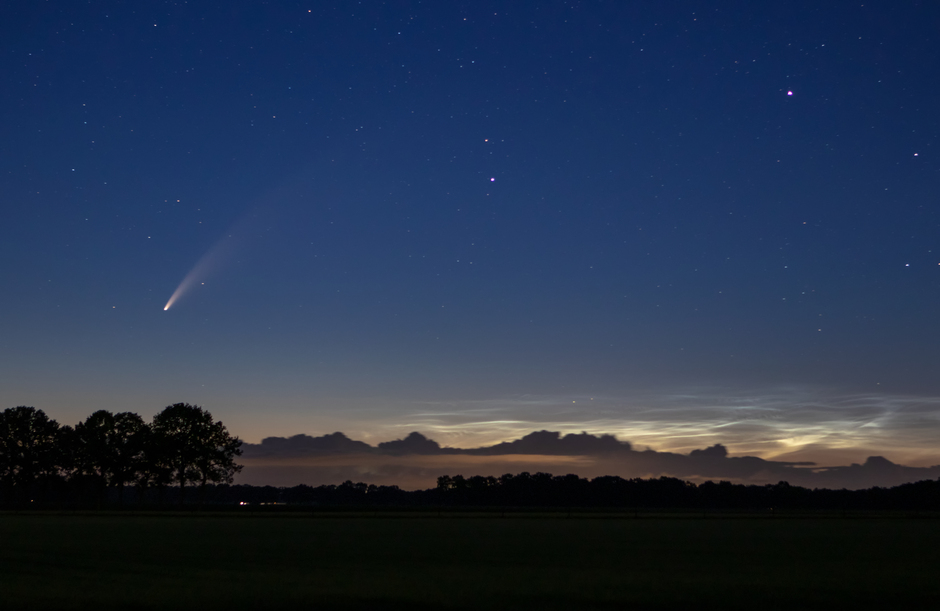 Komeet Neowise en lichtende nachtwolken