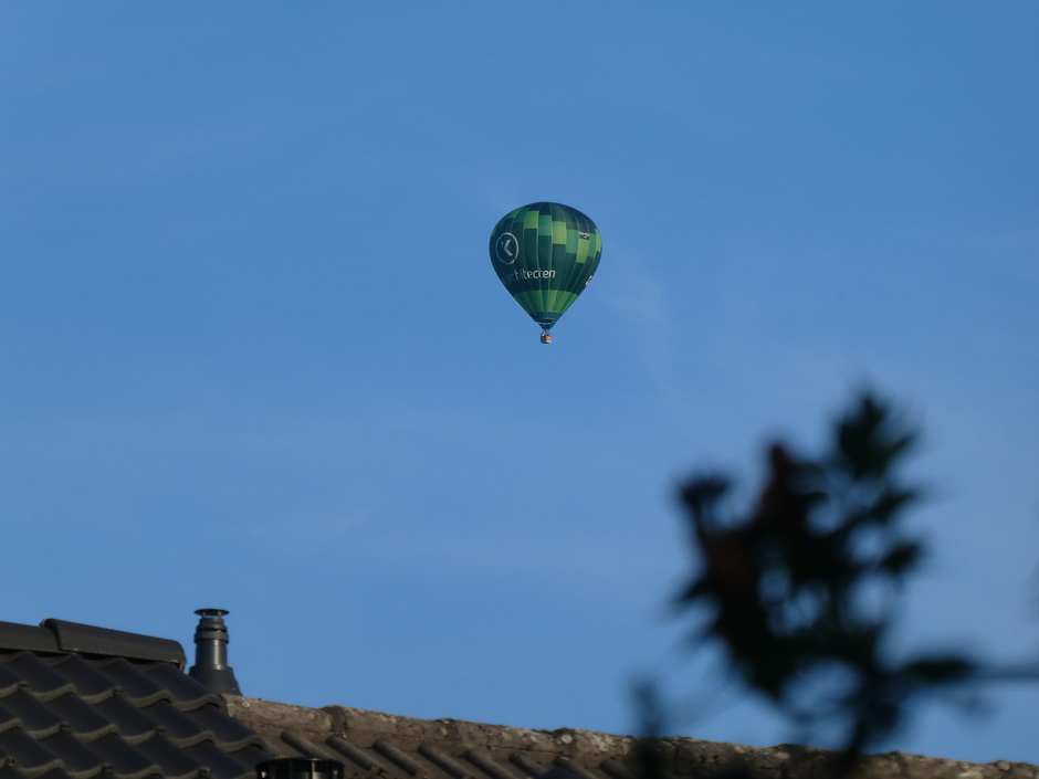 Ze varen weer. Ideaal weer voor de luchtballon.