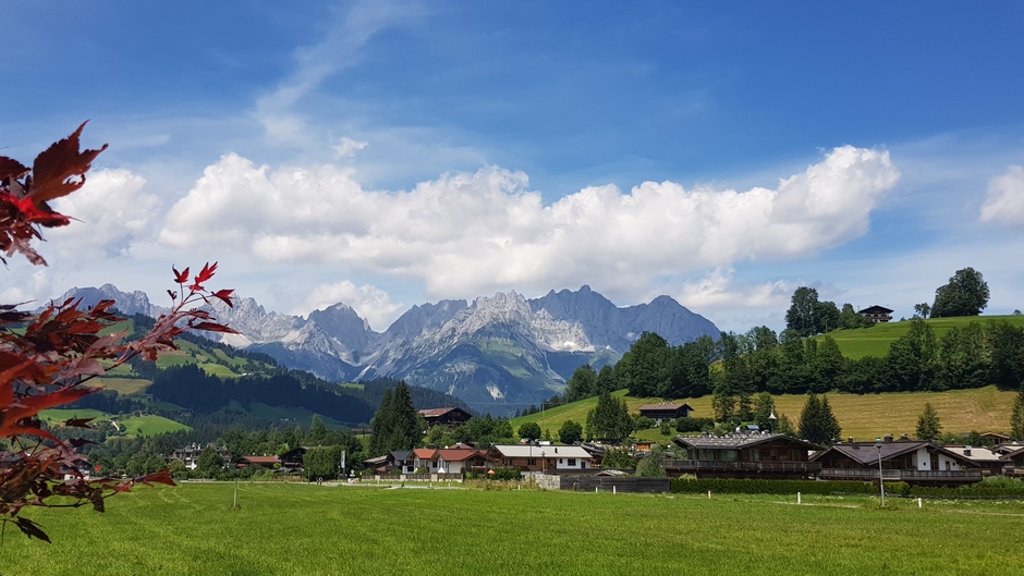 Alpen: zon en wat stapelwolken.