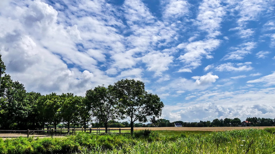 Mooie zomerdag met Hollandse wolken