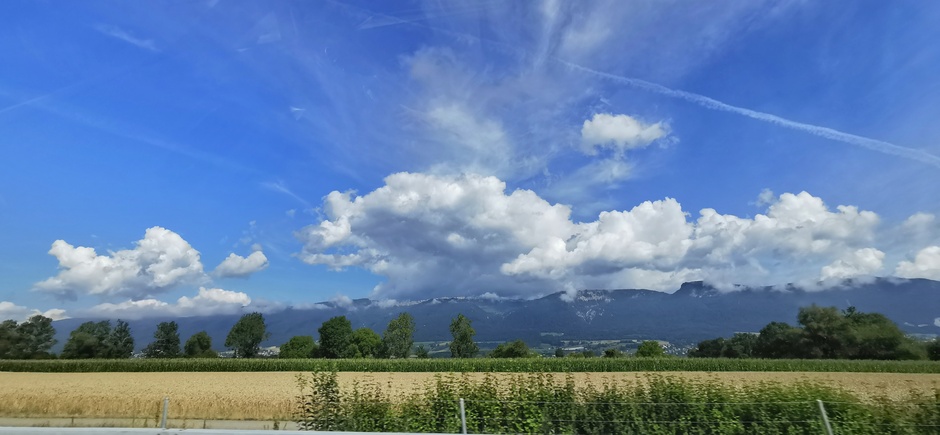 Wat wolken boven de bergen in Zwitserland bij 27 graden 